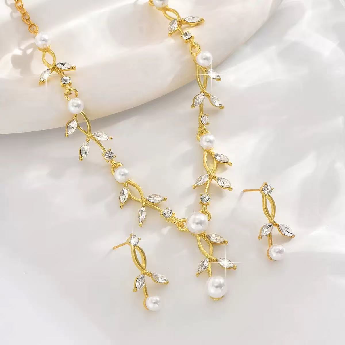 Elegant Leaf Pearl Jewelry Set