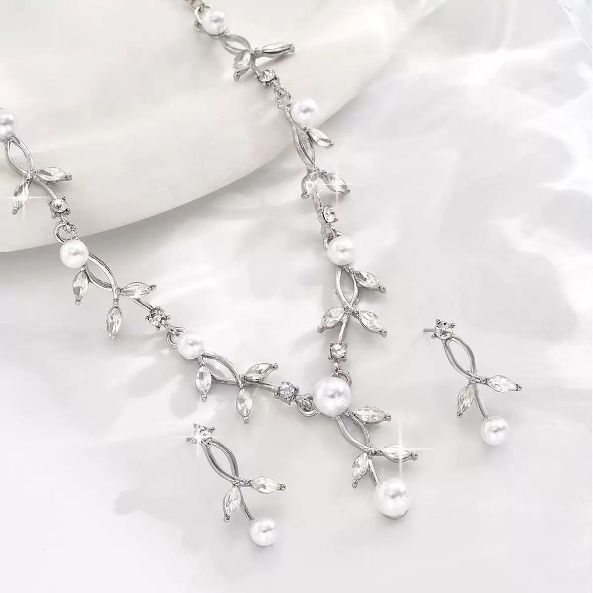 Elegant Leaf Pearl Jewelry Set