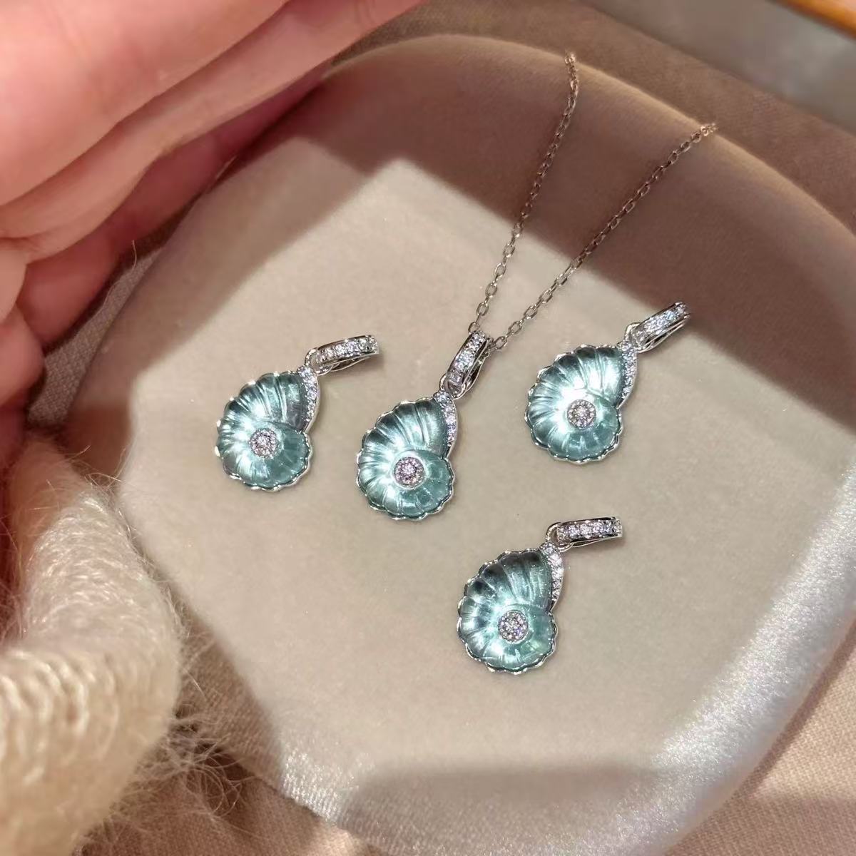 Vintage-Inspired Conch Shell Necklace Set